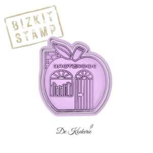 2-delige koekstempel met uitsteker van een boekwinkel in de vorm van een appel, waarmee je een imprint kan maken in koekjesdeeg, fondant of boterhammen.