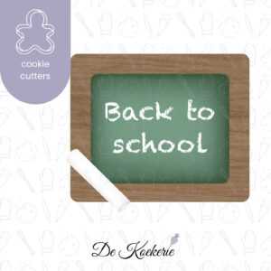 Productafbeelding van een koekuitsteker in de vorm van een schoolbord met een krijtje.