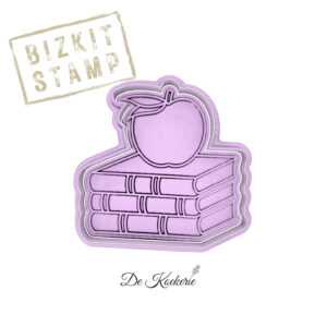2-delige koekstempel met uitsteker van een appel op 3 boeken waarmee je een imprint kan maken in koekjesdeeg, fondant of boterhammen.