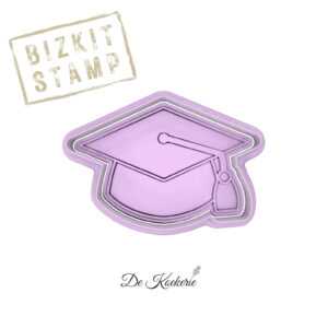2-delige koekstempel met uitsteker van een afstudeerhoedje waarmee je een imprint kan maken in koekjesdeeg, fondant of boterhammen.