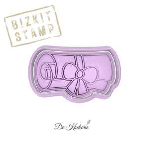2-delige koekstempel met uitsteker van een diploma waarmee je een imprint kan maken in koekjesdeeg, fondant of boterhammen.