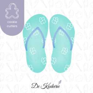 Productafbeelding van een koekuitsteker in de vorm van een paar flipflops of slippers. Dit uitsteekvormpje komt uit de zomercollectie van De Koekerie.