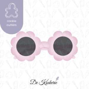 Productafbeelding van een koekuitsteker in de vorm van een zonnebril met bloemenmontuur. Deze bloemetjes bril komt uit de zomercollectie van De Koekerie.