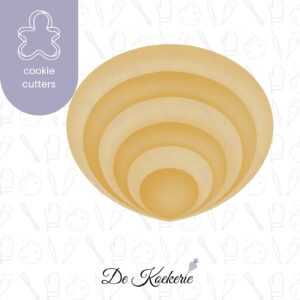 Productafbeelding van een koekuitsteker in de vorm van een ovale schelp voor op het strand. Deze schelp hoort bij de zomercollectie van De Koekerie.