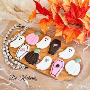 Voorbeeld van de Spooky mini workshop: koekjes decoreren met royal icing. Er zijn drie verschillende koekjes: een spookje, een pompoen en een doodskist.