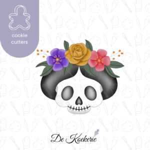 Koek uitsteker in de vorm van een vrouwenschedel met haar met bloemen erin, ook wel Catrina genoemd.