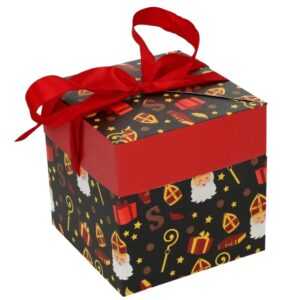 Sinterklaas geschenkdoos van 15x15x15 cm. De doos is zwart met allerlei leuke sinterklaasmotieven erop gedrukt en heeft een rood lint. Het deksel en het lint zijn aan de doos bevestigd.