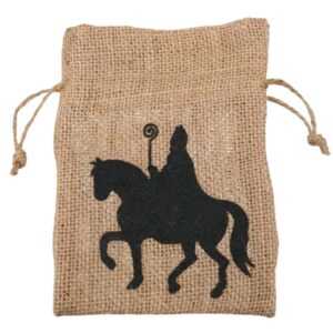 Jute zakje met Sinterklaas op een paard erop gedrukt. De afmeting is 12 x 17 cm. Ideaal om koekjes, kleine sintcadeautjes, chocolade of pepernoten te verpakken.