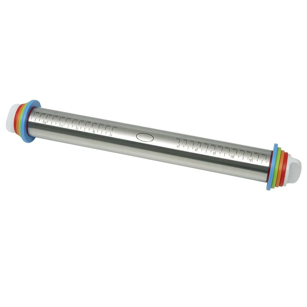 Brand New Cake deegroller of rolstok van 40 cm. Hij is gemaakt uit RVS en heeft verstelbare dikteringen om deeg gelijkmatig uit te rollen.